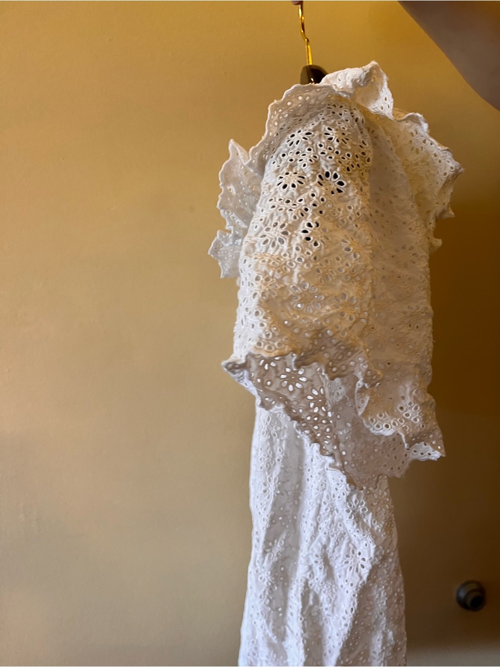 Doen Ruffle White Mini Dress - Picture 11 of 12